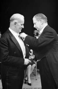 Acteur_Cruys_Voorbergh_,_in_Konklijke_Schouwburg_Den_Haag_gehuldigd,_ontvangt_va,_Bestanddeelnr_913-5531
