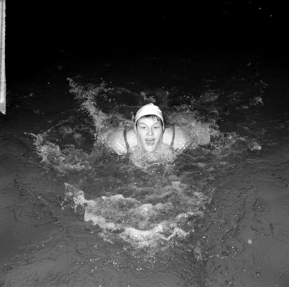Ada_Kok_(zwemmen)_in_actie,_Bestanddeelnr_916-6716