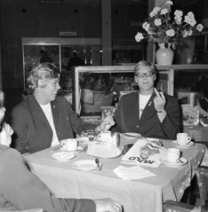 Ada_Kok_(r)._en_Klenie_Bimolt_terug_uit_USA,_hier_in_restaurant_op_Schiphol,_Bestanddeelnr_918-6509