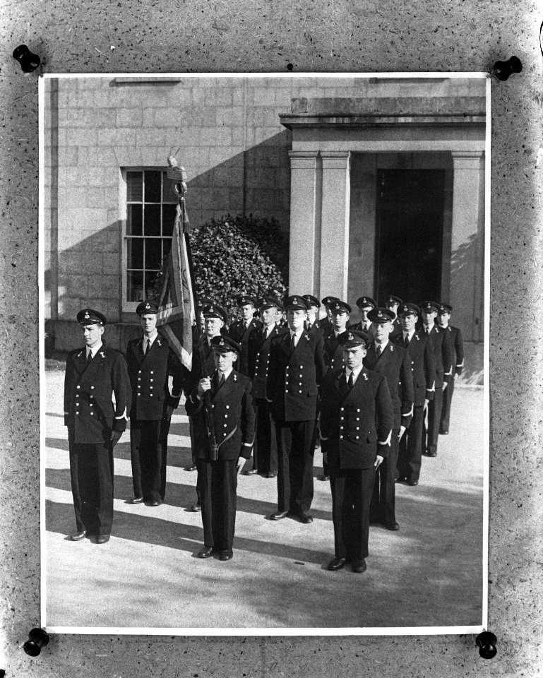 Adelborsten_van_de_Koninklijke_Marine_voltooien_hun_opleiding_tot_marine-officie,_Bestanddeelnr_935-0083