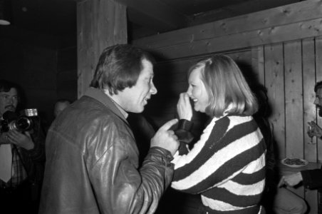 Adèle_Bloemendaal_geeft_persconferentie,_Adèle_en_Piet_Römer,_Bestanddeelnr_926-3963