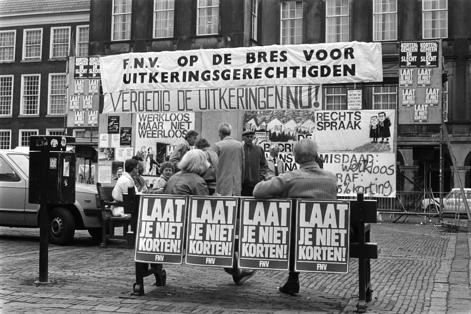 Acties_tegen_de_1_juli-maatregelen_op_Binnenhof_Den_Haag_overzicht_van_FNV-activ,_Bestanddeelnr_932-9776