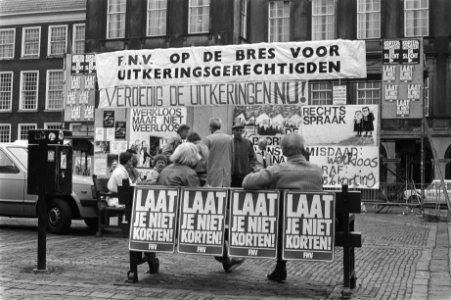 Acties_tegen_de_1_juli-maatregelen_op_Binnenhof_Den_Haag_overzicht_van_FNV-activ,_Bestanddeelnr_932-9776