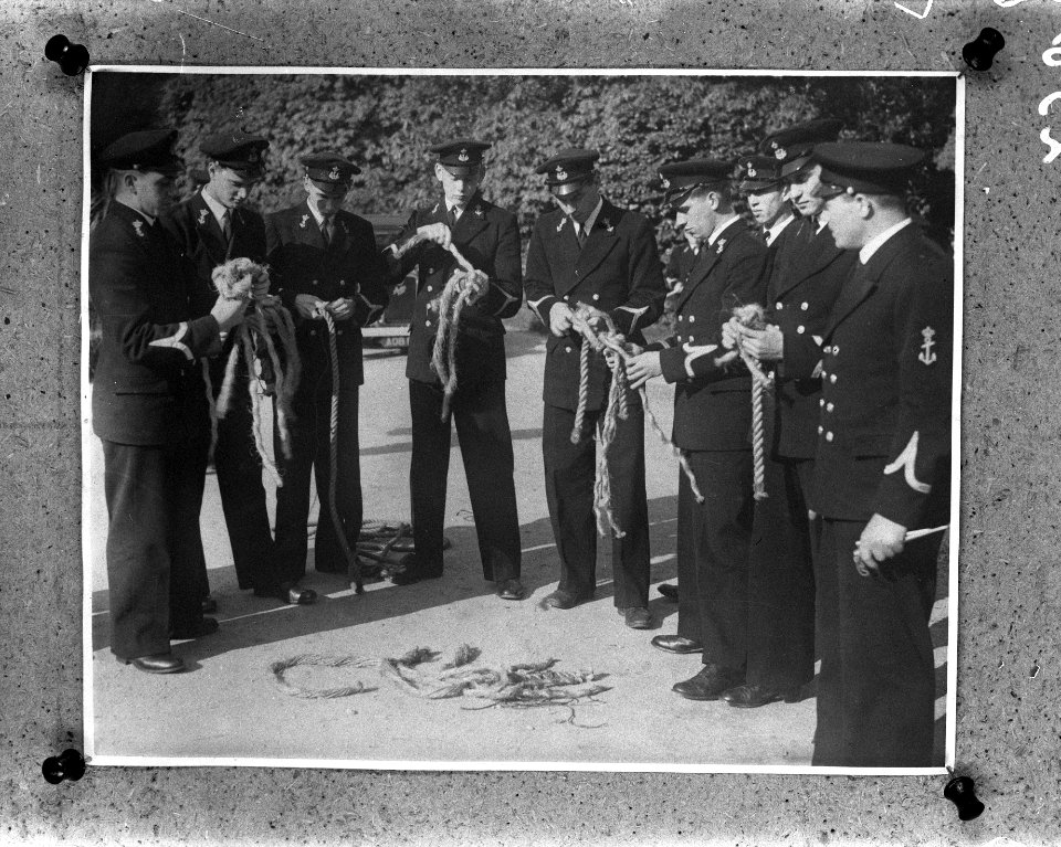 Adelborsten_van_de_Koninklijke_Marine_leren_knopen_leggen,_Bestanddeelnr_935-0084