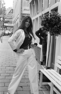 Actrice_Caroline_Munro_in_Amsterdam_nav_premiere_van_de_film_The_Golden_Voy…,_Bestanddeelnr_927-3584