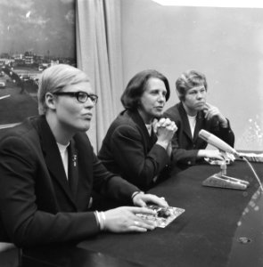 Ada_Kok_(l)_en_Klenie_Bimolt_(r)_terug_uit_USA_persconferentie,_Bestanddeelnr_918-6508