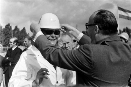 Ada_Kok_slaat_eerste_paal_voor_zwembad_in_Amsterdam-Slotermeer_wethouder_Verhey,_Bestanddeelnr_923-8193