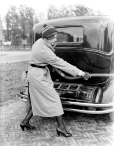 Actrice_en_fotomodel_Cissy_van_Bennekom_met_benzineslang_bij_auto,_Bestanddeelnr_252-0488