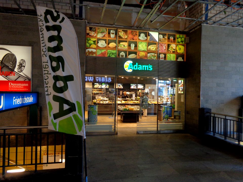 Adams_Imbiss_im_Bahnhof_Friedrichstr_2015