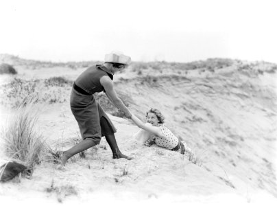 Actrice_en_model_Cissy_van_Bennekom_trekt_model_Eva_Waldschmidt_op_het_duin,_Bestanddeelnr_252-0536