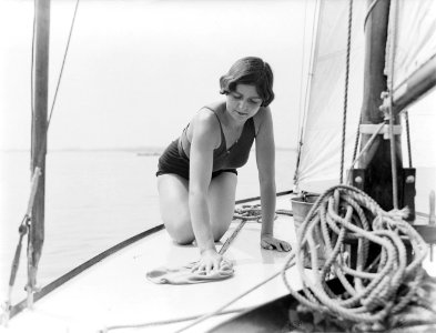 Actrice_en_model_Cissy_van_Bennekom_op_een_zeilboot_op_de_Loosdrechtse_Plassen,_Bestanddeelnr_252-0561