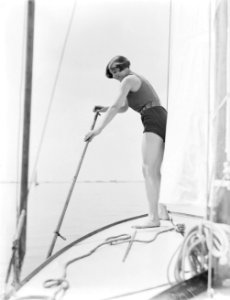 Actrice_en_model_Cissy_van_Bennekom_bezig_het_dek_te_dweilen_op_een_zeilboot_op_,_Bestanddeelnr_252-0566