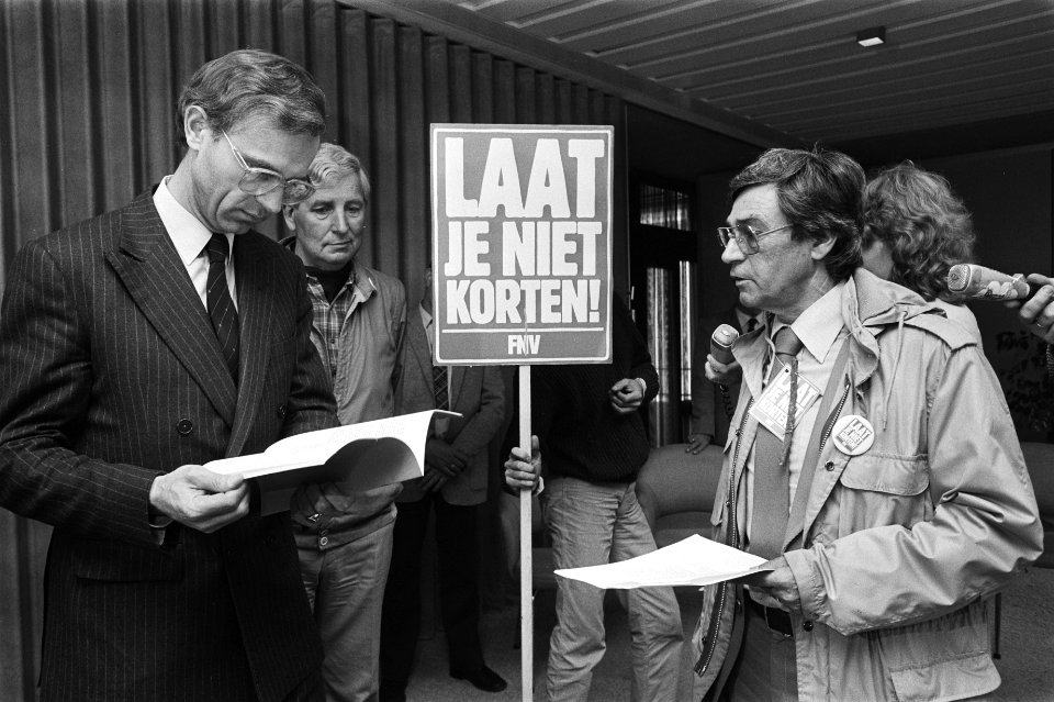 Acties_tegen_de_1_juli-maatregelen_op_Binnenhof_Den_Haag_minister_Onno_Ruding_(F,_Bestanddeelnr_932-9778