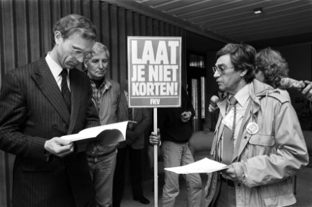 Acties_tegen_de_1_juli-maatregelen_op_Binnenhof_Den_Haag_minister_Onno_Ruding_(F,_Bestanddeelnr_932-9778