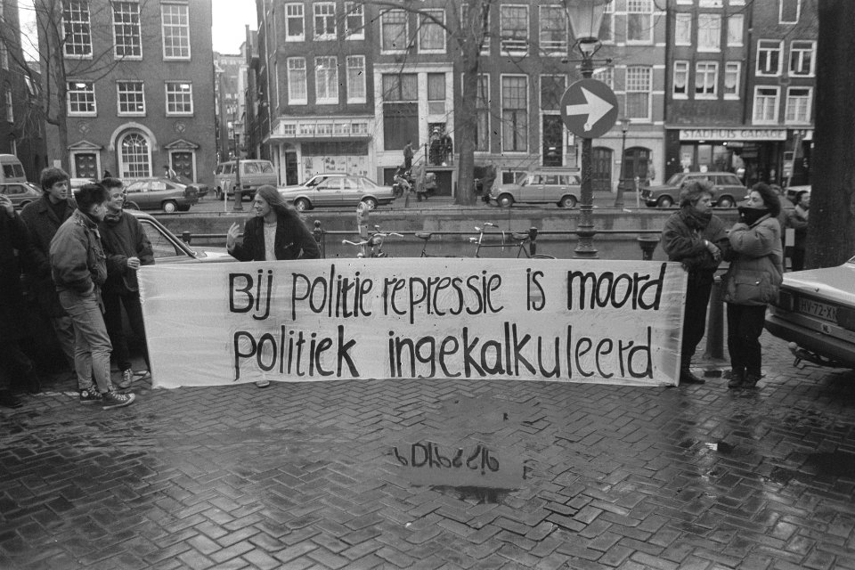 Actievoerders_demonstreren_bij_Amsterdams_stadhuis_tijdens_vergadering_gemeentec,_Bestanddeelnr_933-8442