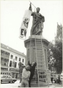 Actievoerders_van_de_E.N.F.B._(fietsersbond)_bij_het_standbeeld_van_Laurens_Janszoon_Coster._NL-HlmNHA_54025733