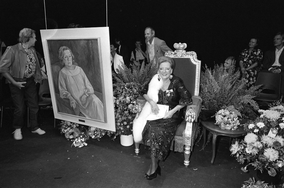 Actrice_Ank_van_der_Moer_zittend_op_het_toneel_van_de_Amsterdamse_Stadsschouwbur,_Bestanddeelnr_931-6773