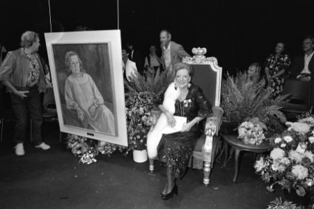 Actrice_Ank_van_der_Moer_zittend_op_het_toneel_van_de_Amsterdamse_Stadsschouwbur,_Bestanddeelnr_931-6773