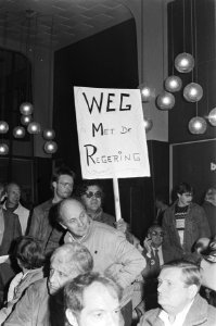 Actievergadering_FNV_tegen_regeringsbeleid_in_De_Hoeksteen_Amsterdam_bord_weg_m,_Bestanddeelnr_933-1489