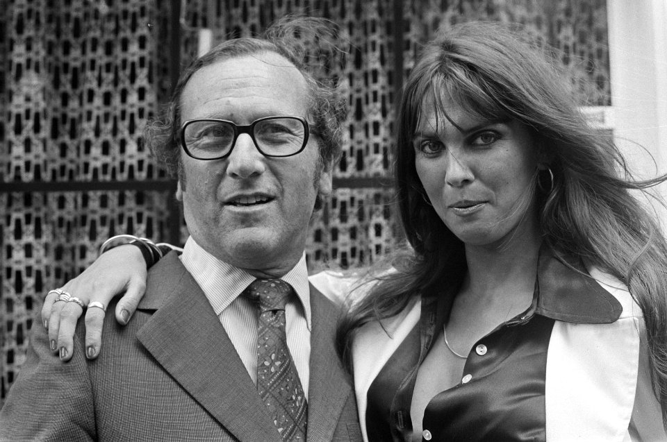 Actrice_Caroline_Munro_in_Amsterdam_n.a.v._premiere_The_Golden_Voyage_of_Sinbad,_Bestanddeelnr_927-3585
