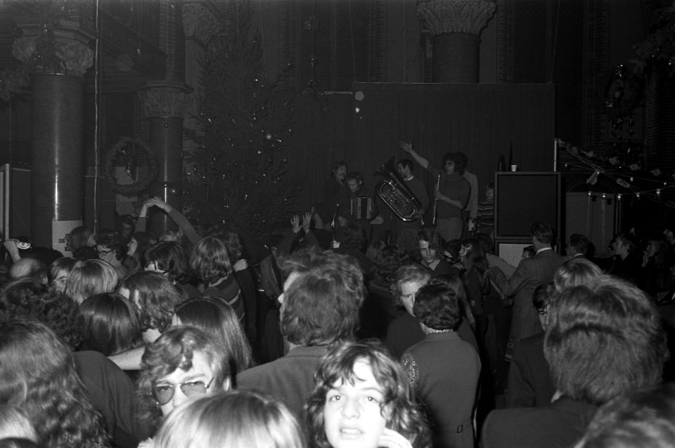 Activiteiten_in_kerken_in_verband_met_Kerst,_Amsterdam,_band_in_Dominicuskerk_Am,_Bestanddeelnr_925-2632