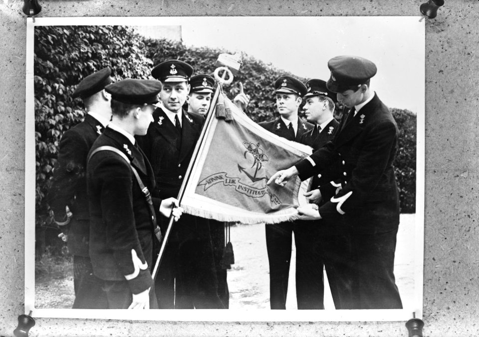 Adelborsten_van_de_Koninklijke_Marine_voltooien_hun_opleiding_tot_marine-officie,_Bestanddeelnr_935-0078