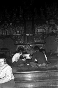Activiteiten_in_kerken_in_verband_met_Kerst,_Amsterdam,_mensen_doen_spelletjes_i,_Bestanddeelnr_925-2631