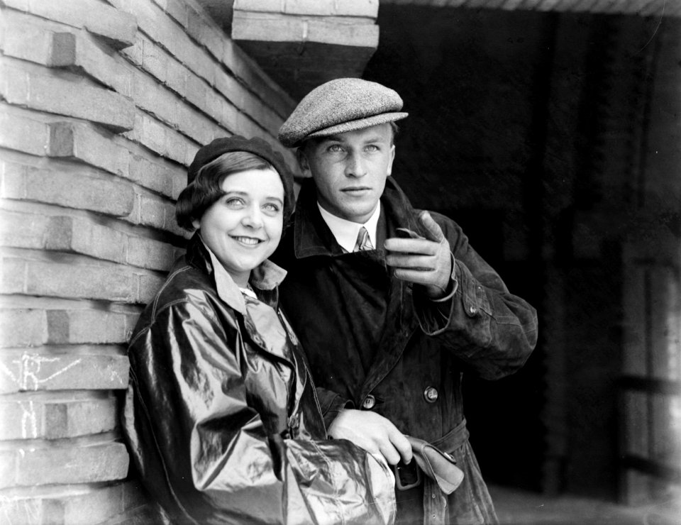 Actrice_en_fotomodel_Cissy_van_Bennekom_poseert_met_fotomodel_Grummels_bij_het_A,_Bestanddeelnr_252-0497