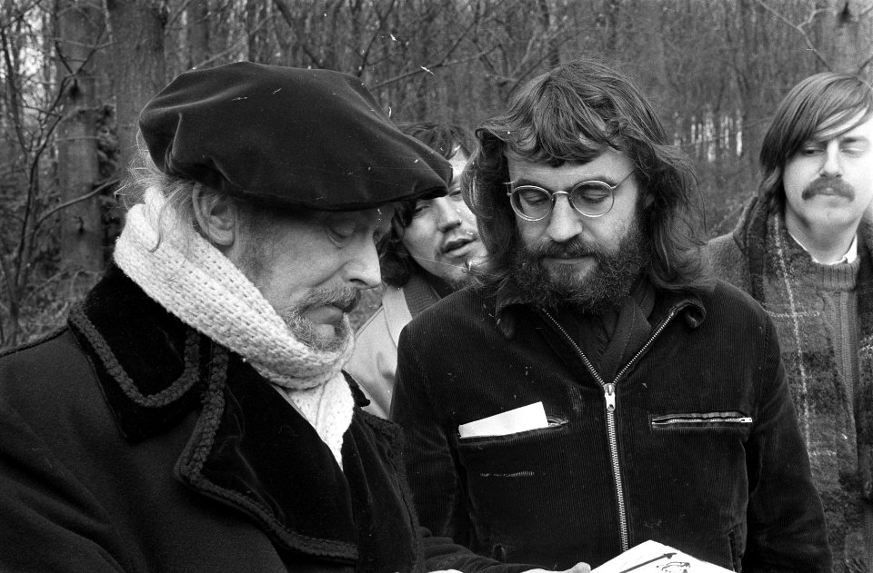 Activist,_dichter_en_schilder_Gerard_Esser_(links)_in_gesprek_met_Roel_van_Duyn,_Bestanddeelnr_923-4836