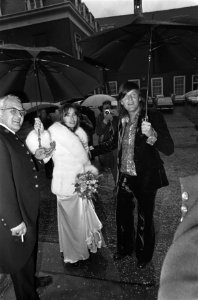 Actrice_Josine_van_Dalsum_en_regisseur_John_van_de_Rest_gehuwd_in_Amsterdam,_Bestanddeelnr_927-4335