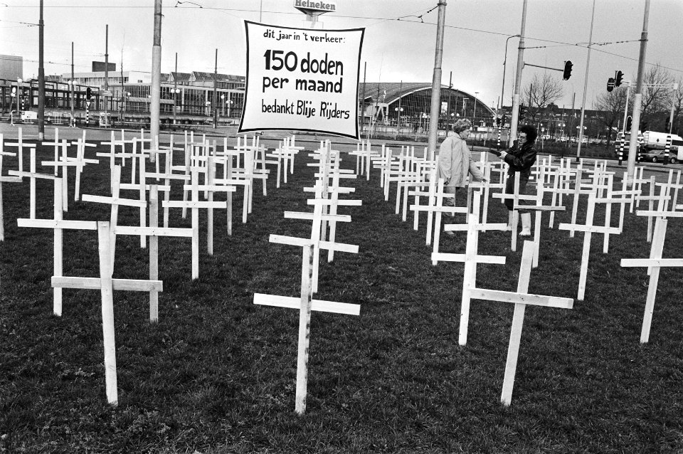 Acties,_verkeersveiligheid,_spandoeken,_Bestanddeelnr_932-4902