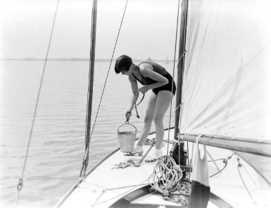 Actrice_en_model_Cissy_van_Bennekom_op_een_zeilboot_op_de_Loosdrechtse_Plassen,_Bestanddeelnr_252-0560