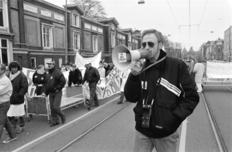 Actiecoördinator_Jaap_Knaap_met_een_megafoon_bij_de_beddenoptocht,_Bestanddeelnr_934-4335