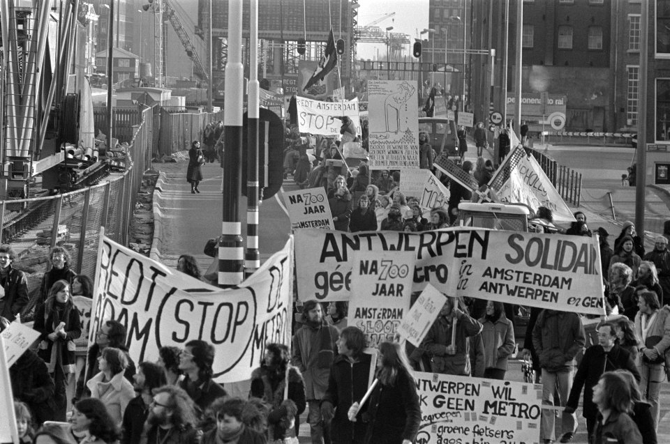 Actiegroepen_demonstreren_tegen_metrobouw_in_Amsterdam_overzicht_tijdens_de_dem,_Bestanddeelnr_927-7592