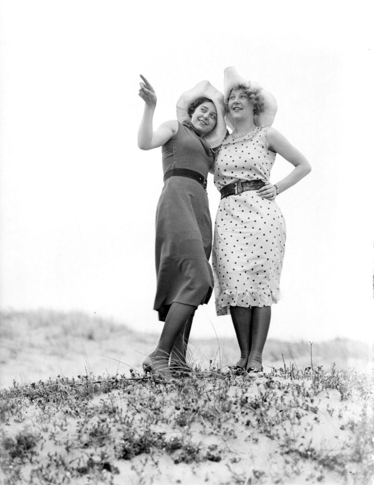 Actrice_en_model_Cissy_van_Bennekom_(l)_en_model_Eva_Waldschmidt_op_het_duin,_Bestanddeelnr_252-0535