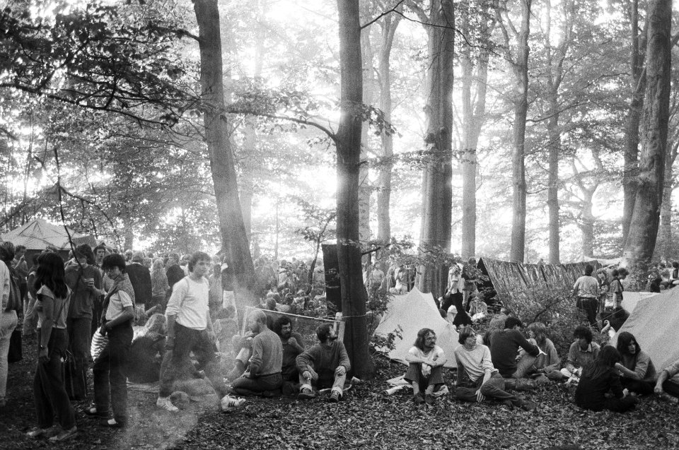 Actievoerders_met_tenten_in_het_bos,_Bestanddeelnr_932-3305
