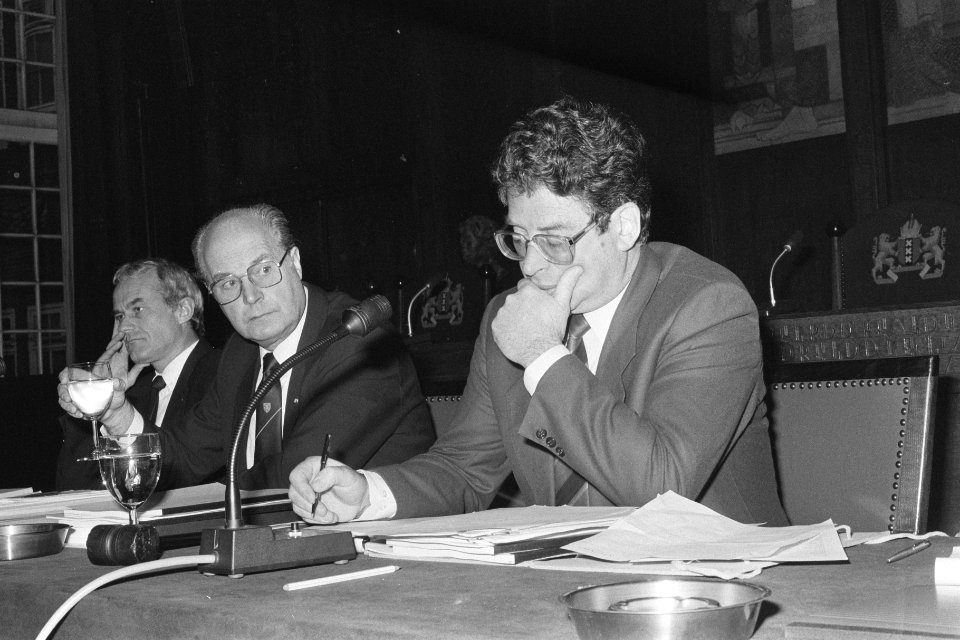 Actievoerders_demonstreren_bij_Amsterdams_stadhuis_tijdens_vergadering_gemeentec,_Bestanddeelnr_933-8439