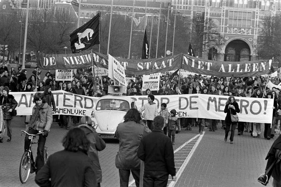Actiegroepen_demonstreren_tegen_metrobouw_in_Amsterdam_demonstranten_met_spando,_Bestanddeelnr_927-7594