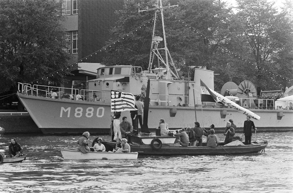 Actievoerders_blokkeren_Marinekazerne_in_Amsterdam_tijden_lawaai-actie_protes,_Bestanddeelnr_933-7701