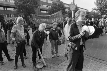 Actievoerders_blokkeren_Marinekazerne_in_Amsterdam_tijden_lawaai-actie,_Bestanddeelnr_933-7700