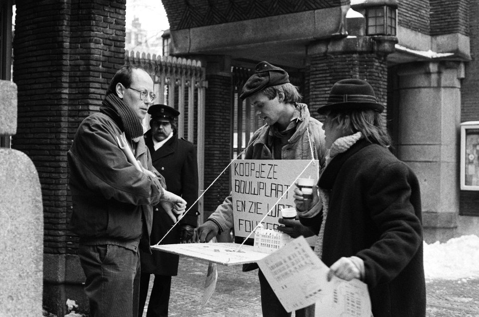 Actievoerders_protesteren_voor_het_stadhuis_in_Amsterdam_tegen_het_gemeentebelei,_Bestanddeelnr_933-1963