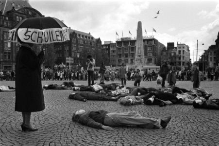 Actieweek_tegen_plaatsing_kernwapens_demonstranten_dood_op_de_Dam_tijdens_nieu,_Bestanddeelnr_932-9592
