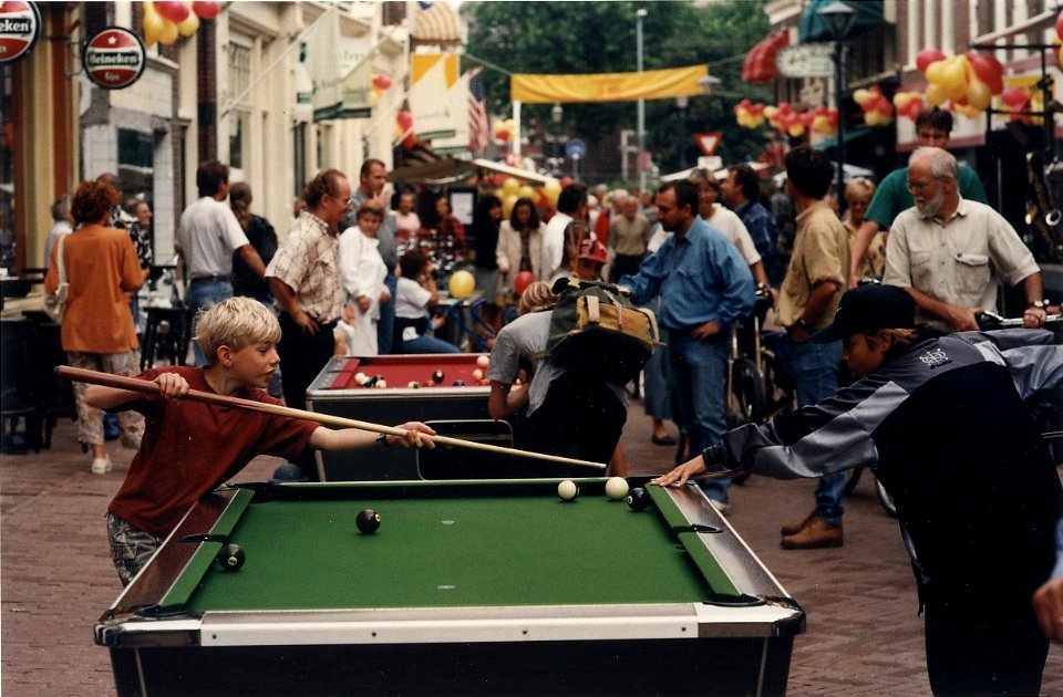 Activiteiten_tijdens_de_heropening_van_de_Zijlstraat._Aangekocht_in_1997_van_United_Photos_de_Boer_bv._-_Negatiefnummer_43103_kc_2._-_Gepubliceerd_in_het_Haarlems_Dagblad_van_12-08-1996._Ide,_NL-HlmNHA_54036383