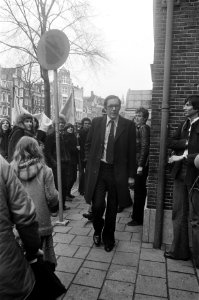 Actiegroepen_uit_Nieuwmarktbuurt_demonstreren_tegen_sloop_Amsterdam_wethouder_L,_Bestanddeelnr_927-7871