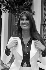 Actrice_Caroline_Munro_in_Amsterdam_nav_premiere_van_de_film_The_Golden_Voy…,_Bestanddeelnr_927-3583