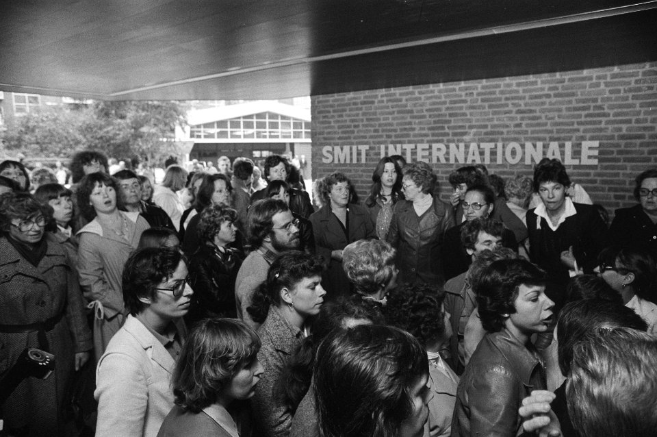 Acties_van_de_sleepbootbemanningen_vrouwen_van_de_stakers_bij_de_ingang_van_Smi,_Bestanddeelnr_930-4715