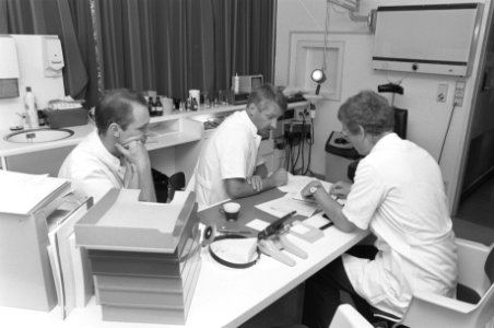 Actie_medisch_specialisten_(zondagsdienst)_specialisten_aan_telefoon_etc.,_Bestanddeelnr_934-3351