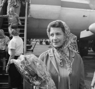 Actrice_Peggy_Ashcroft_op_Schiphol_voor_optreden_in_Stadsschouwburg,_Bestanddeelnr_914-0308