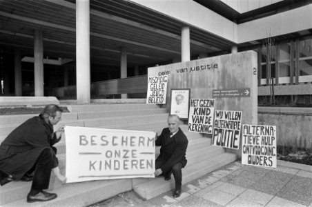 Actiegroep_voor_verontruste_ouders_demonstreert_bij_nie_Paleis_van_Justitie_in,_Bestanddeelnr_927-7626