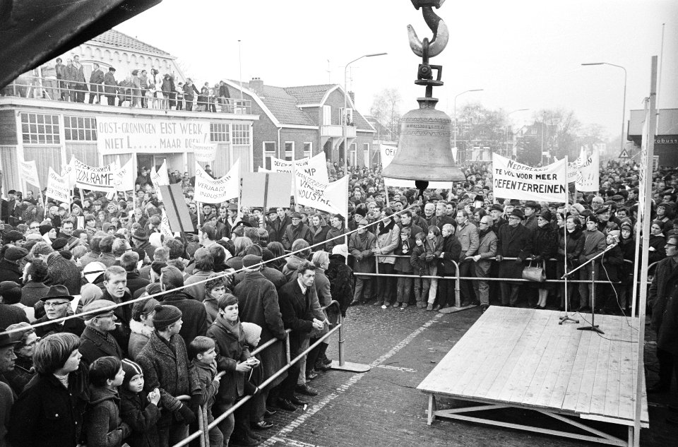 Actie_Noodklok_Oost-Groningen._28_Kamerleden_in_Winschoten,_Oost-Groningen,_vo,_Bestanddeelnr_924-1720